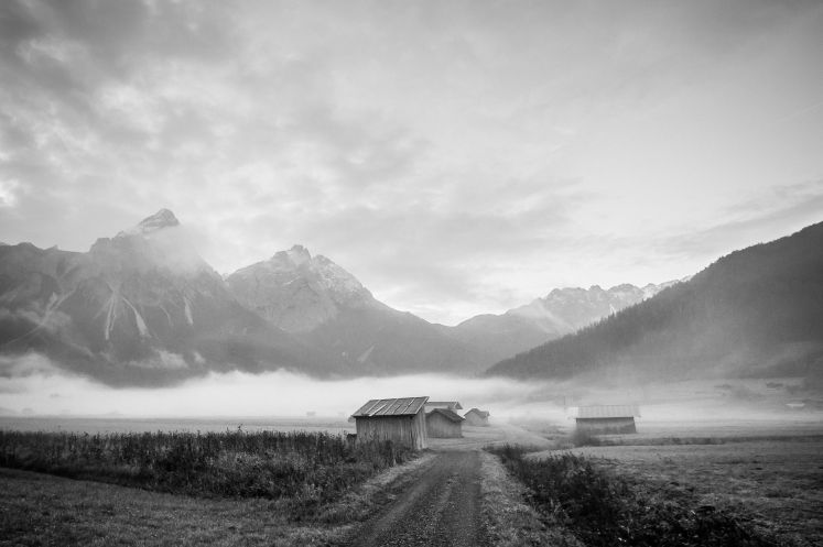 廢墟里的煉金術(shù)：一個(gè)上海酒店老板在雪山腳下的不良資產(chǎn)實(shí)驗(yàn)課